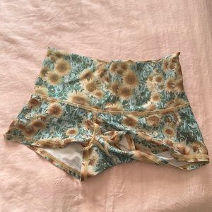 great condition teeki shorts in fun sunflower print